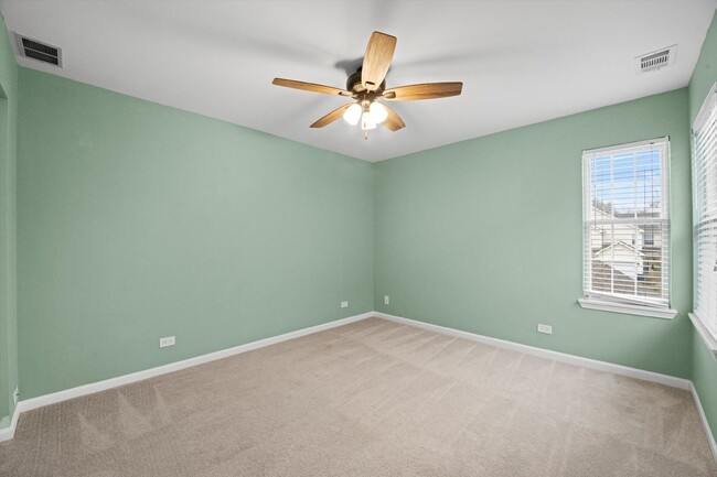 Building Photo - 2-Bedroom Townhouse in Waukegan - Gurnee S...