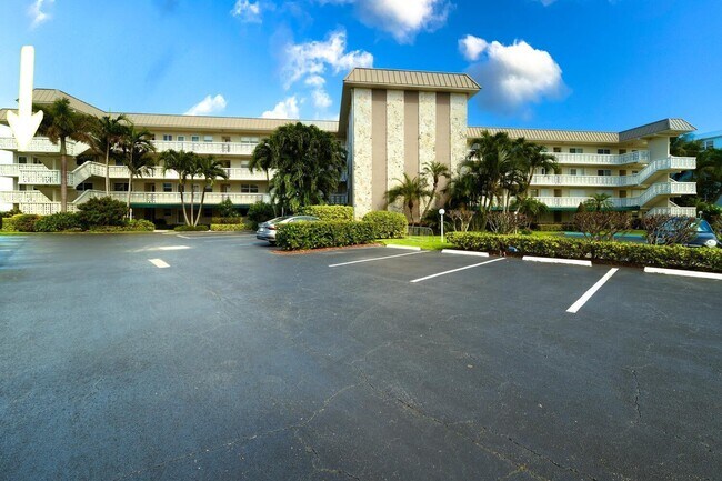Building Photo - 52 Yacht Club Dr