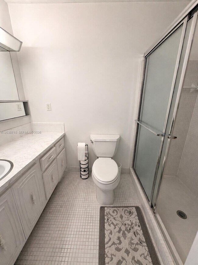 Building Photo - 200 E High Point Ct