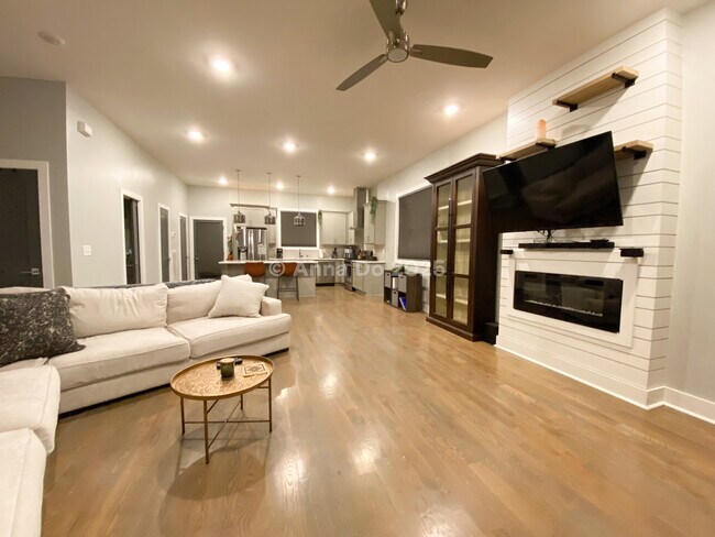 Building Photo - 809 21st Ave N