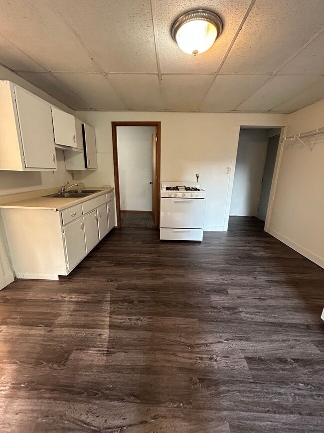 Primary Photo - Two Bedroom Apartment Near Campus