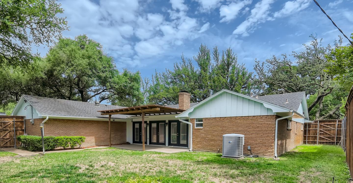 Building Photo - Polished Northwest Dallas home with quick North Tollway access