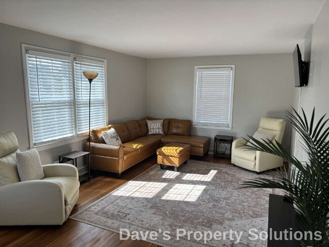 Building Photo - Experience Effortless Living in Beautiful Red Brick Ranch