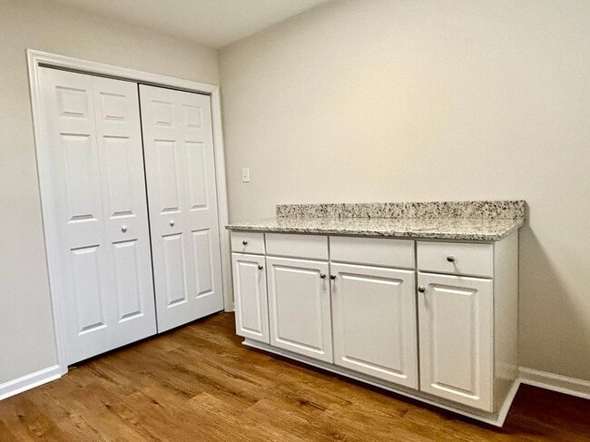 Building Photo - 327 Greendale Pl