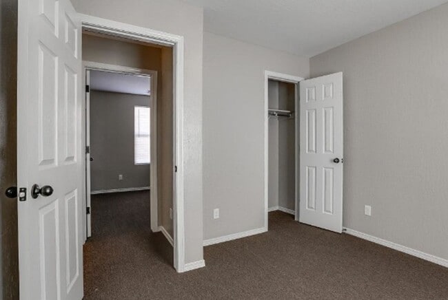 Building Photo - Center Way Apartments 2BDR - 1 BATH