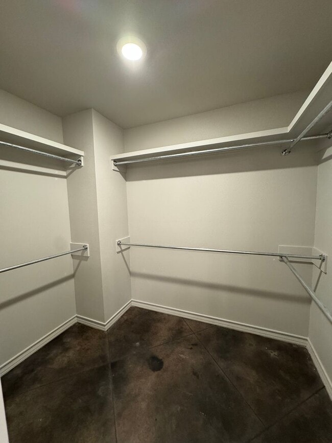 Building Photo - Located in the Glendale area! "Be there 1s...