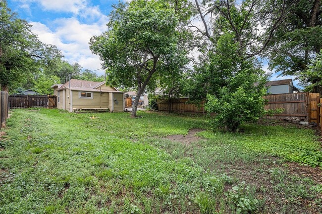Building Photo - Single Family home, 2 Beds 1 Bath close to...