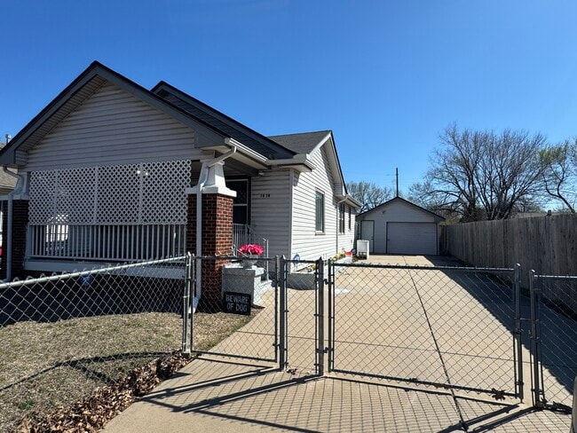 Building Photo - Grove