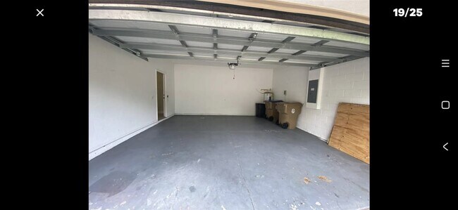 Building Photo - 2211 Pine Oaks Tr