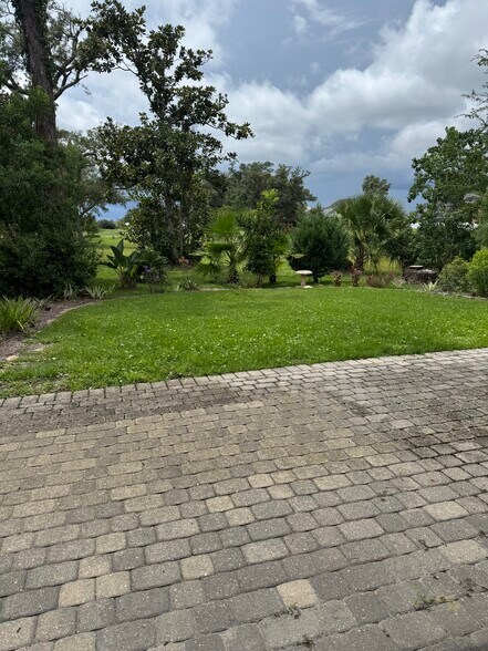 Building Photo - 2501 Country Club Dr
