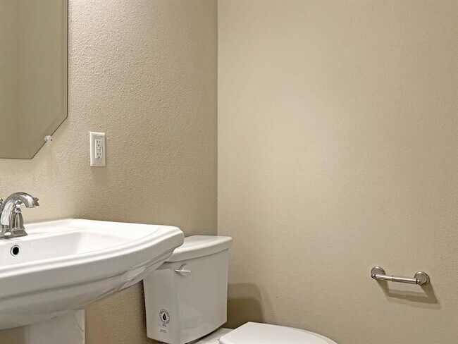 Building Photo - 13800 Lyndhurst St