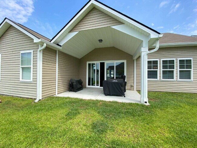 Building Photo - Three Bedroom Home In Heritage New Riversi...