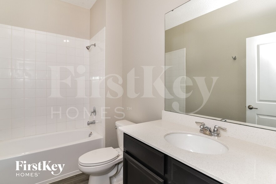 Building Photo - 1320 Oak Crest St