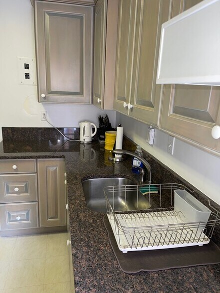 Kitchen - 4200 Cathedral Ave NW