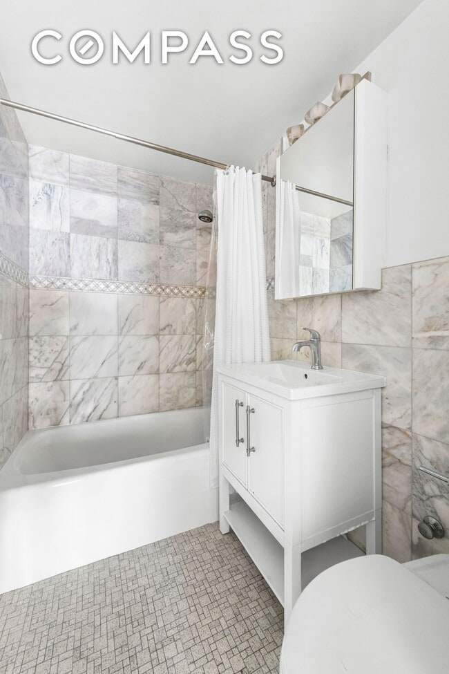 Building Photo - 35 E 38th St