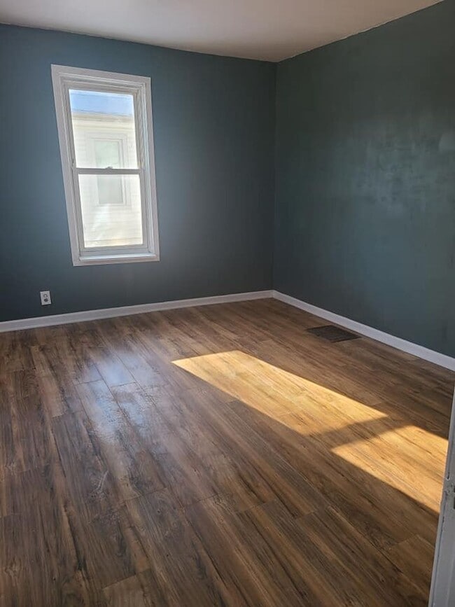 Building Photo - Large 5 bed home