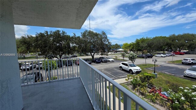 Building Photo - 901 Hillcrest Dr