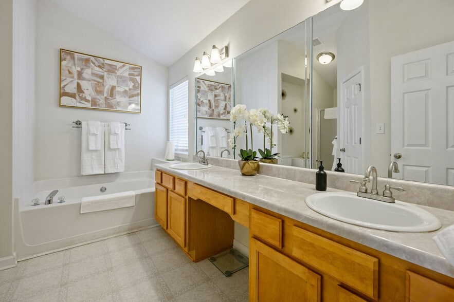 Building Photo - 4620 Liberty Square Dr
