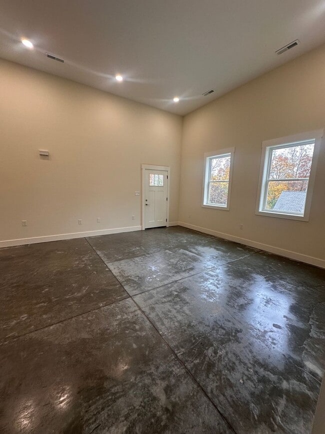 Building Photo - Basement Apartment 1BR/1BA New build in Cl...