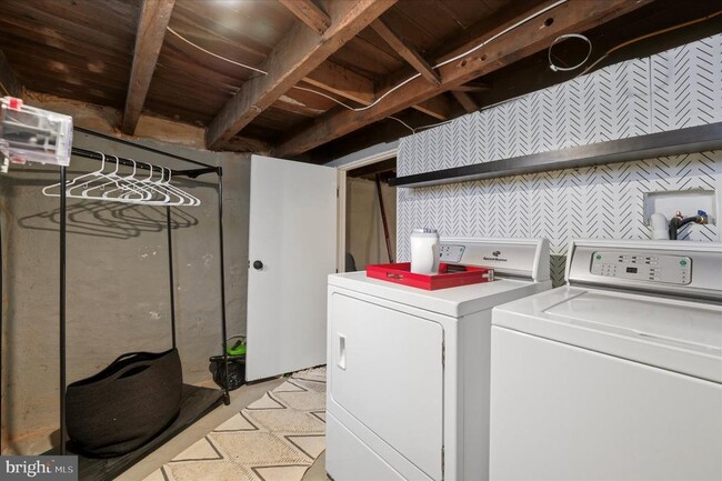 Building Photo - 1902 E Hagert St