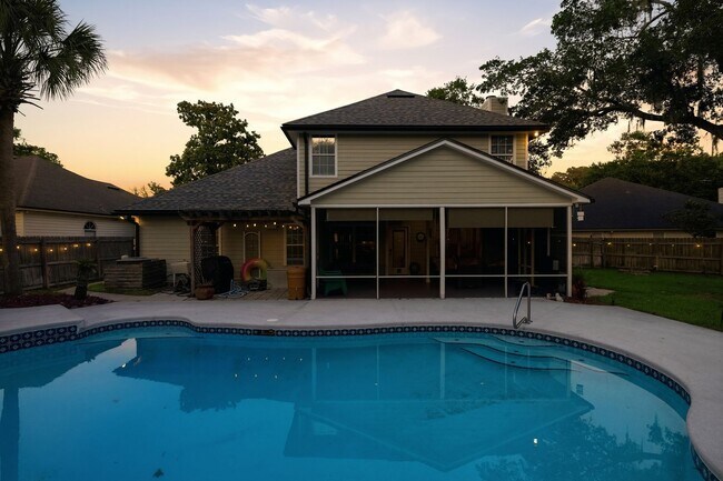 Building Photo - Pool Home