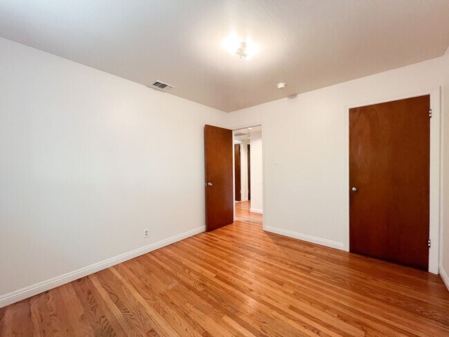 Building Photo - Tahoe Park Gem in Great Location!