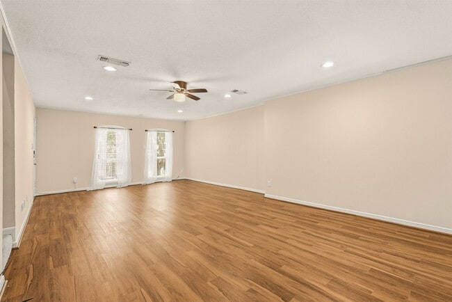 Building Photo - 496 N Post Oak Ln