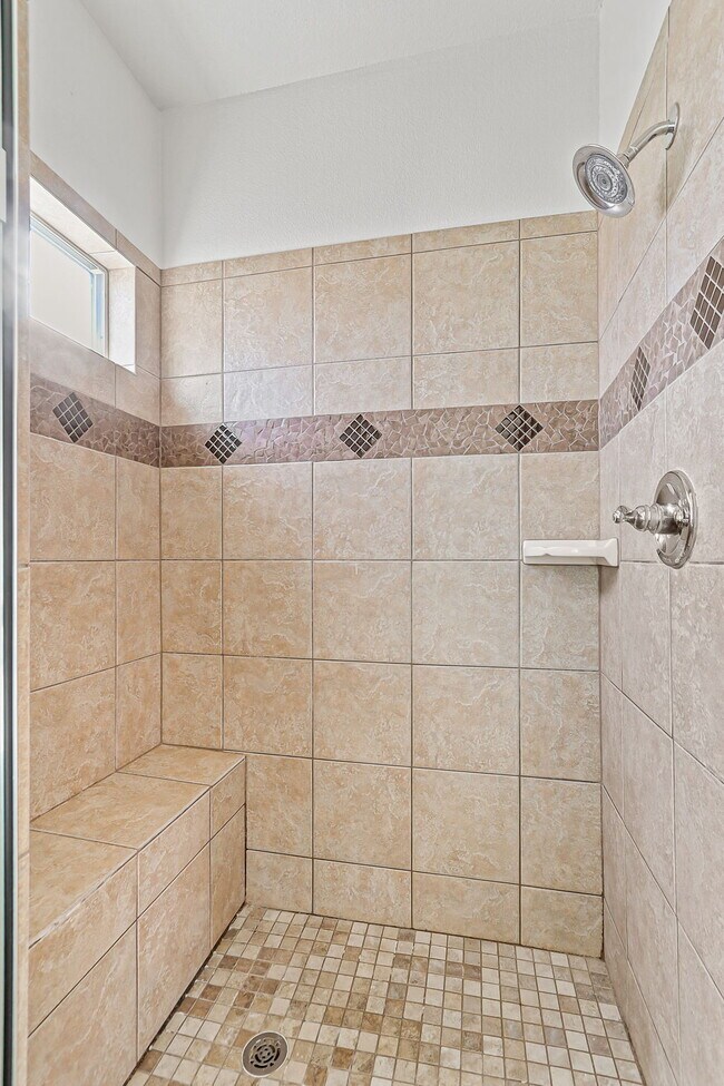 Building Photo - "Spacious 4-Bed Oasis with Granite Touches...