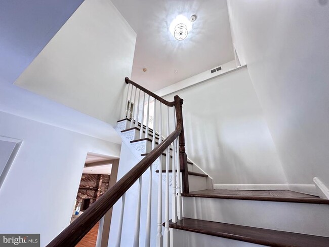 Building Photo - 2 W High Ridge Rd