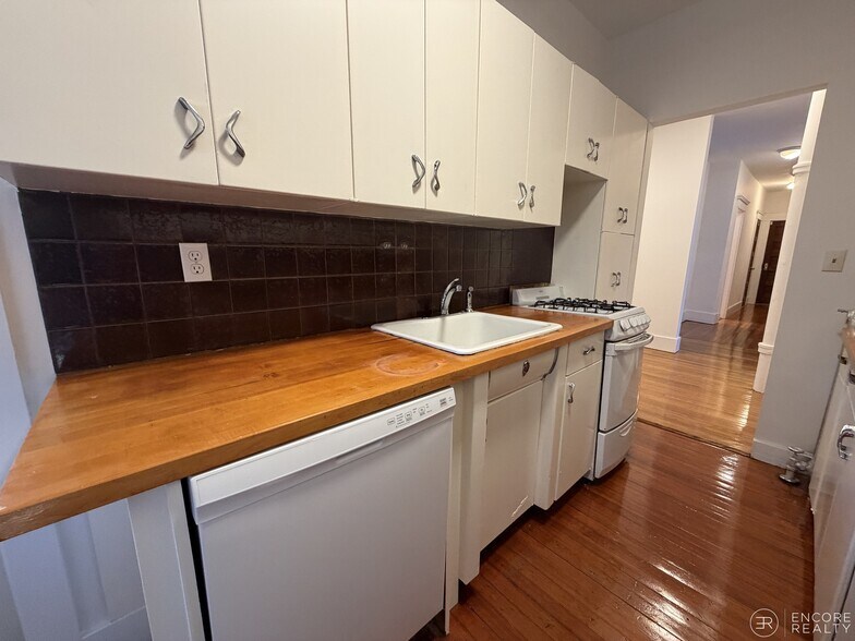 Building Photo - 9 Braemore Rd