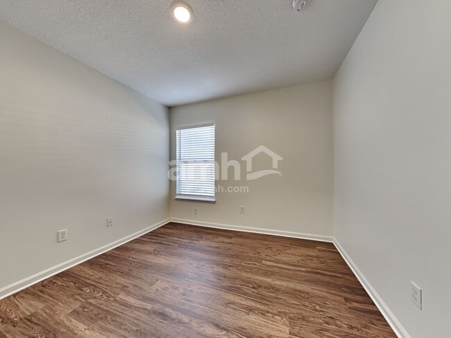 Building Photo - 716 Sid Dr