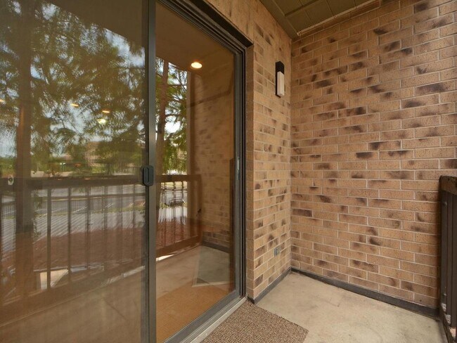 Building Photo - 8888 Tallwood Dr