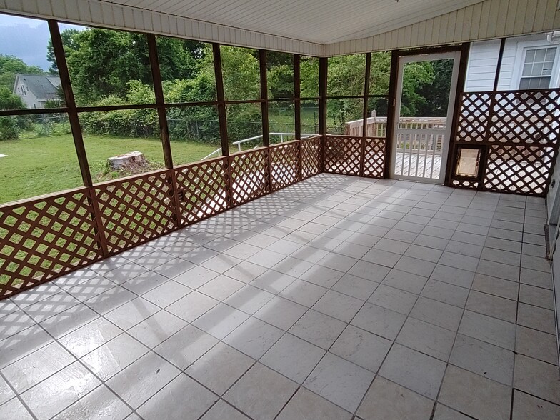 Screened in Back Porch - 340 Virginia Ave