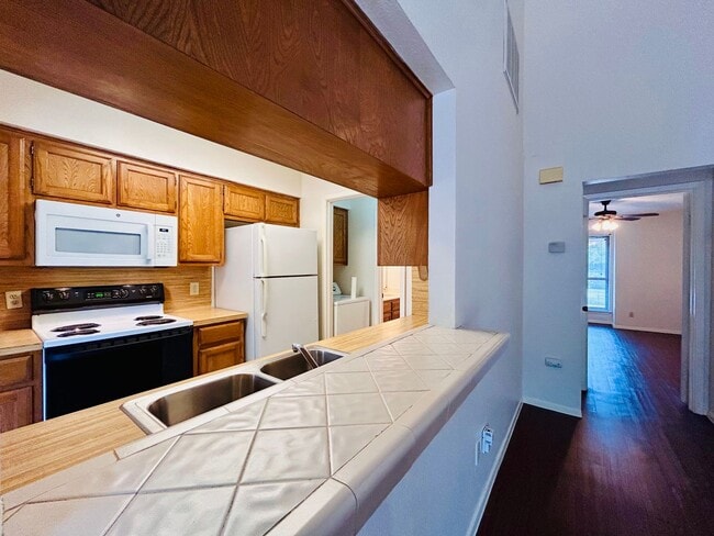 Building Photo - 3801 Manchaca Rd #1 78704 | 1 bed 1 bath $...