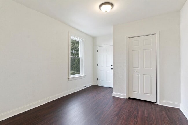 Building Photo - Spacious 5 Bedroom, 2 Bath Home in York City!