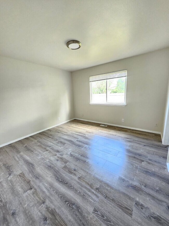 Building Photo - Cute Meridian Home!