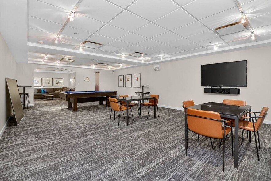 Party room - 30 E Huron St
