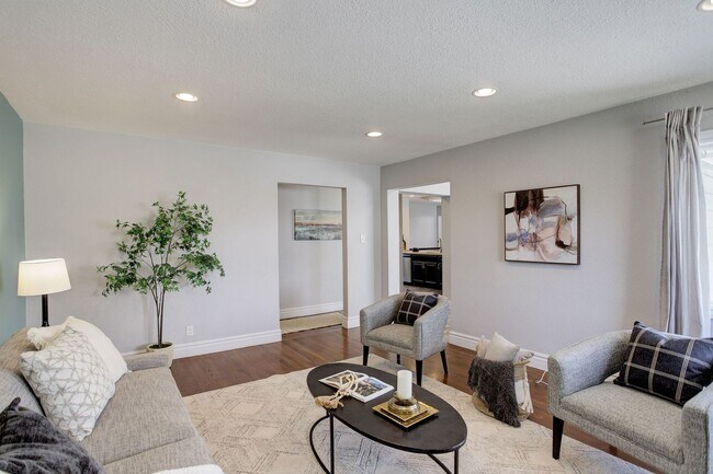 Building Photo - 4 Bed | 2 Bath | Spacious Backyard | Prime...