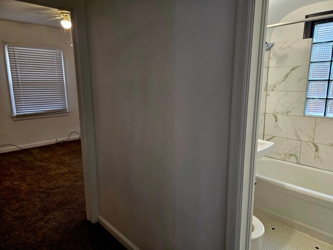 Building Photo - 2528 Beverly St E