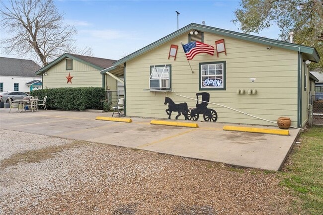 Primary Photo - 2200 Peach Ave