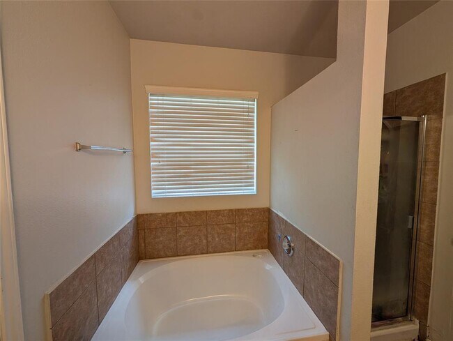 Building Photo - 370 Spring Dr