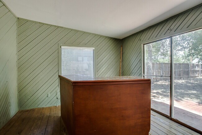 Building Photo - MOVE IN SPECIAL! 3/2 Close to Tech