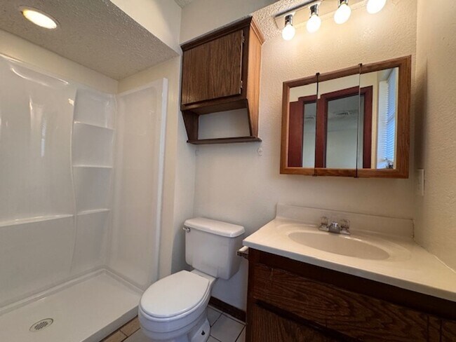 Building Photo - 3 bed, 2 bath ,fenced back yard in Moore Schools, ready for move in!