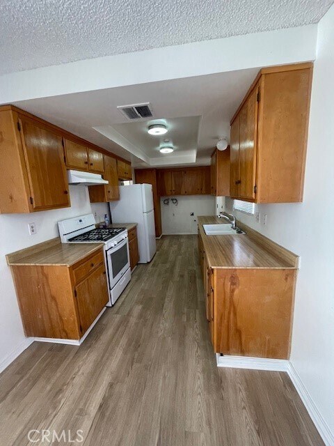 Building Photo - 876 W Whittier Ave