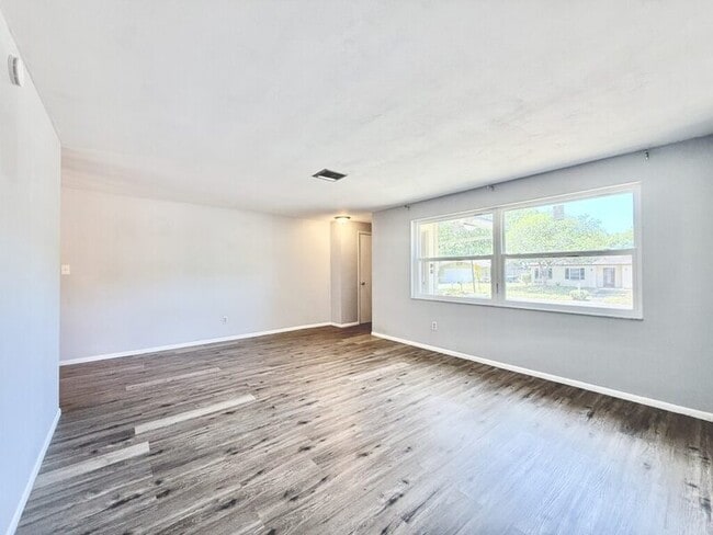 Building Photo - 1501 S Hillcrest Ave