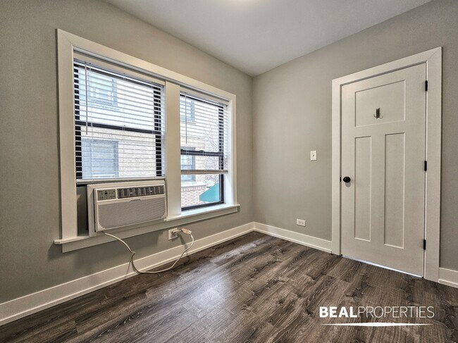 Building Photo - 711 W Brompton Ave