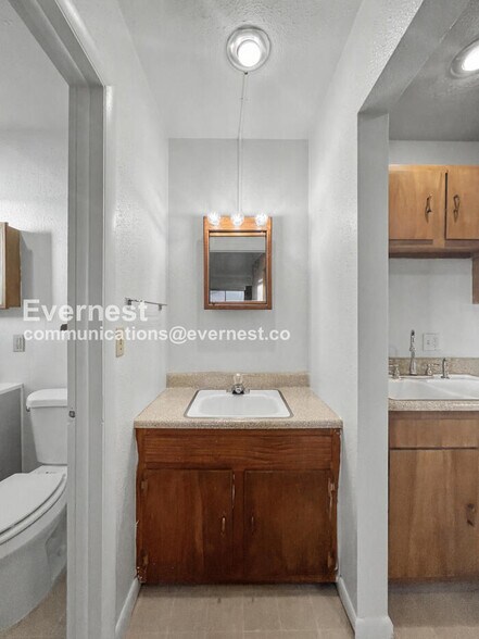 Building Photo - 1305 Burton Ct