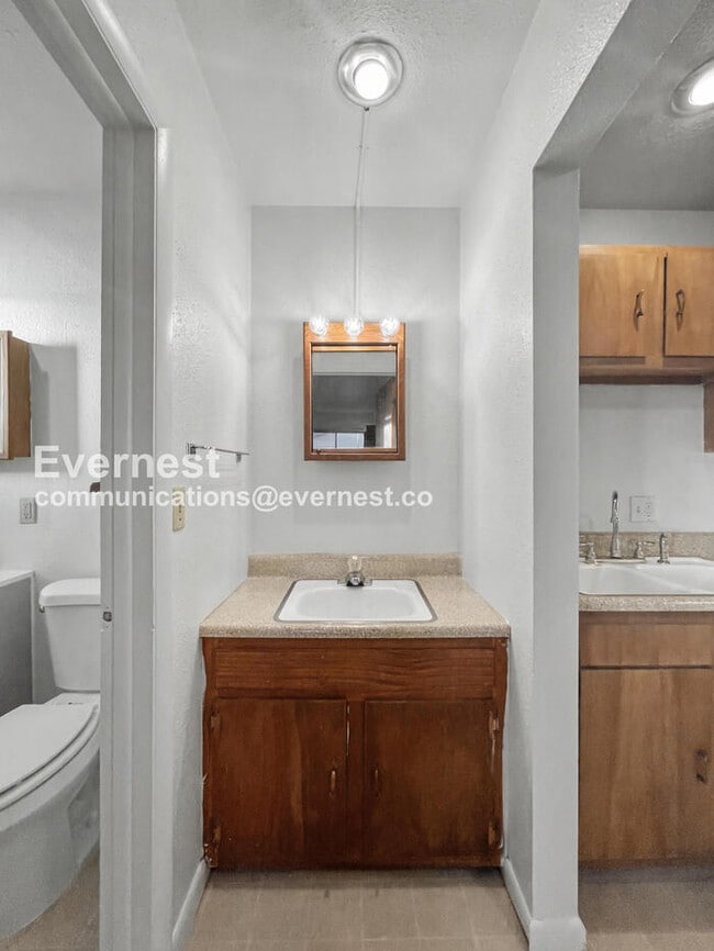 Building Photo - 1305 Burton Ct