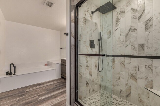 Building Photo - 15221 N Clubgate Dr
