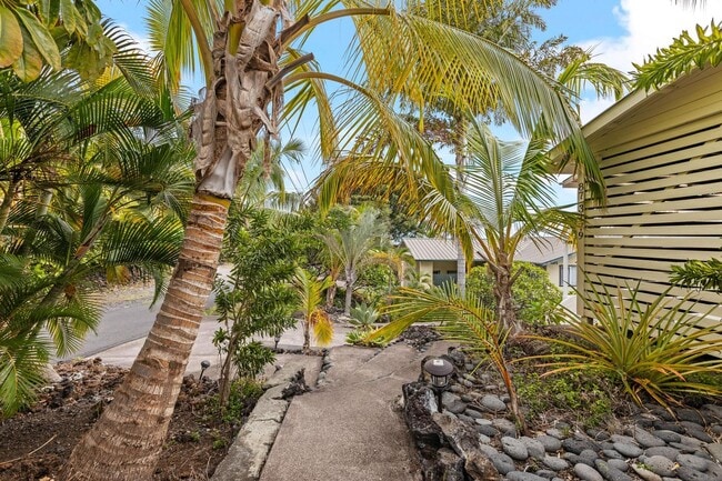 Building Photo - Captain Cook Home – 3 Bed, 2 Bath + Bonus Room! Fully Furnished with Solar Power